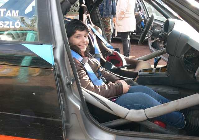 Élményautózás és rengeteg meglepetés a beteg gyermekeknek
