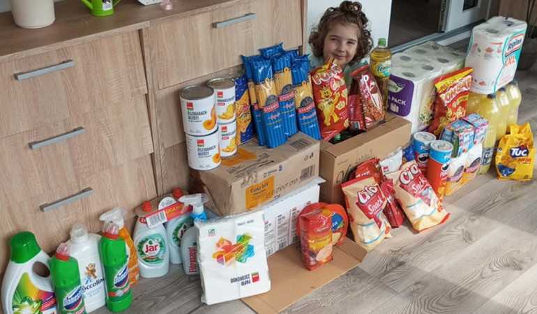 Élelmiszercsomag átadás Dorkának és családjának Tiszaeszláron