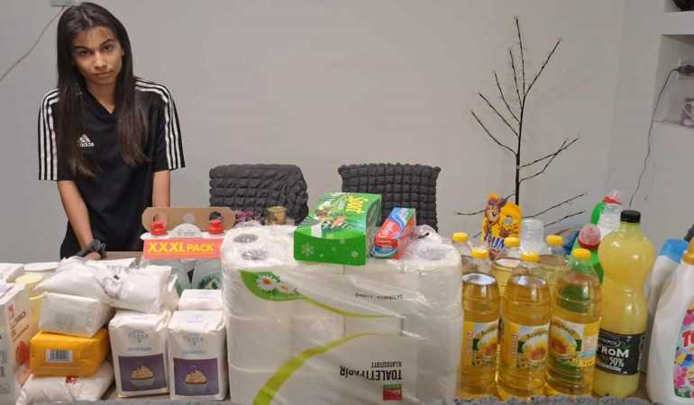 Élelmiszercsomag átadás Jázmin és családjának!