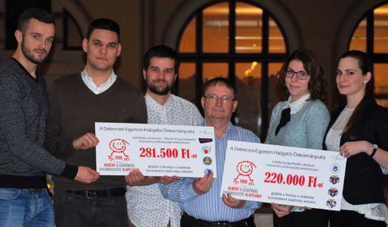 Jótékony egyetemisták, a beteg gyermekeknek gyűjtöttek!