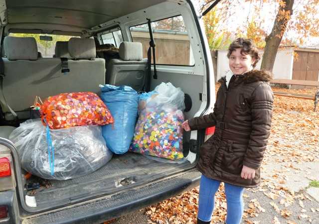 Több zsáknyi műanyag kupak segítségként