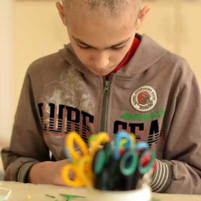 A beteg gyermekekkel kedves hűtő mágneseket készítettünk  - alapítvány, adó 1%, támogatás