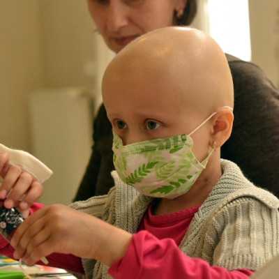 A beteg gyermekekkel kedves hűtő mágneseket készítettünk  - alapítvány, adó 1%, támogatás