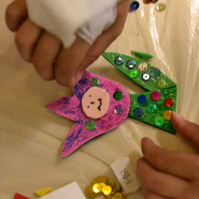 A beteg gyermekekkel kedves hűtő mágneseket készítettünk  - alapítvány, adó 1%, támogatás