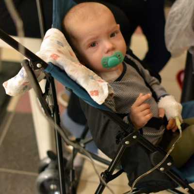 A beteg gyermekekkel kedves hűtő mágneseket készítettünk  - alapítvány, adó 1%, támogatás