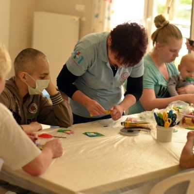 A beteg gyermekekkel kedves hűtő mágneseket készítettünk  - alapítvány, adó 1%, támogatás