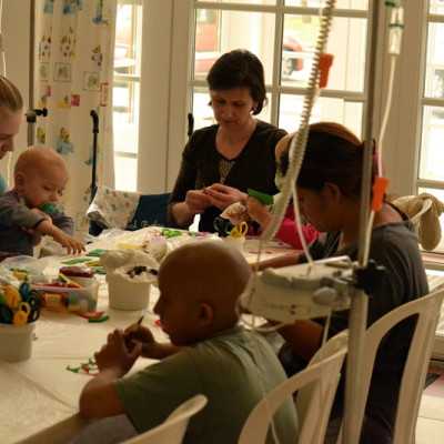 A beteg gyermekekkel kedves hűtő mágneseket készítettünk  - alapítvány, adó 1%, támogatás