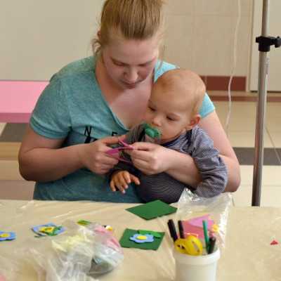 A beteg gyermekekkel kedves hűtő mágneseket készítettünk  - alapítvány, adó 1%, támogatás