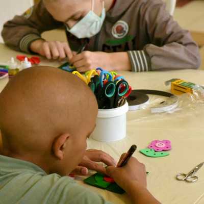 A beteg gyermekekkel kedves hűtő mágneseket készítettünk  - alapítvány, adó 1%, támogatás