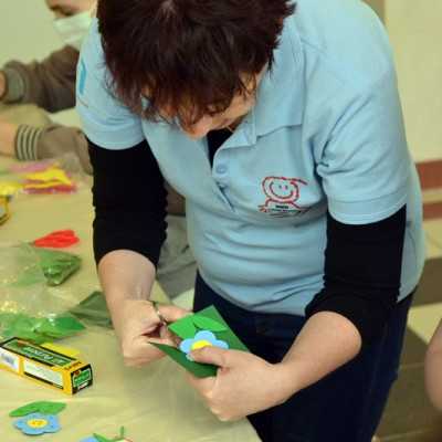 A beteg gyermekekkel kedves hűtő mágneseket készítettünk  - alapítvány, adó 1%, támogatás