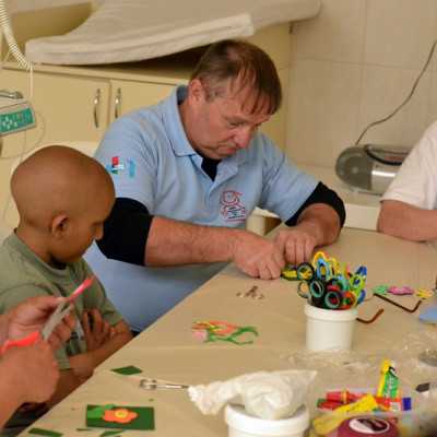 A beteg gyermekekkel kedves hűtő mágneseket készítettünk  - alapítvány, adó 1%, támogatás