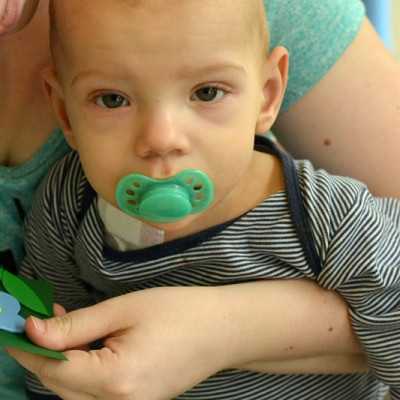 A beteg gyermekekkel kedves hűtő mágneseket készítettünk  - alapítvány, adó 1%, támogatás