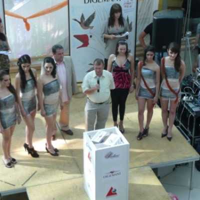 A Királynõképzõ Akadémia jótékonysági gyűjtésének elindítása - adó, 1%, alapítvány, támogatás