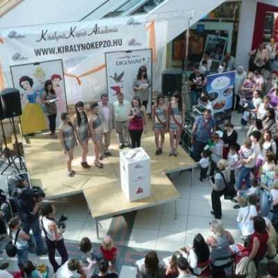 A Királynõképzõ Akadémia jótékonysági gyűjtésének elindítása - adó, 1%, alapítvány, támogatás