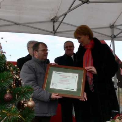 A Magyar Posta Zrt. 2.000.000,- forintos adományának átadása Nagykarácsonyban - adó, 1%, alapítvány, támogatás