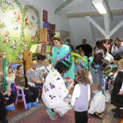 A Mikulásváró ünnepségen lufiajándékozás - adó, 1%, alapítvány, támogatás