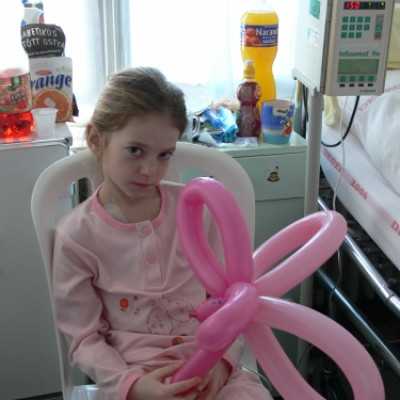 DE OEC Gyermekklinika Hematológiai Osztályán a gyermekeknek lufibóhóc kedveskedett Húsvét és Gyermeknap alkalmával - adó, 1%, alapítvány, támogatás