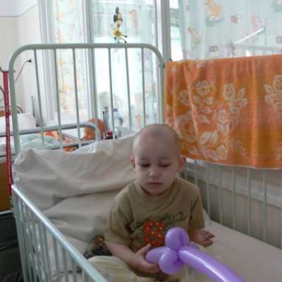 DE OEC Gyermekklinika Hematológiai Osztályán a gyermekeknek lufibóhóc kedveskedett Húsvét és Gyermeknap alkalmával - adó, 1%, alapítvány, támogatás