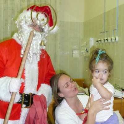 DE OEC Gyermekklinika kis betegeit ajándékozta meg a Mikulás a Malompark bevásárlóközpont és az alapítvány ajándékaival - adó, 1%, alapítvány, támogatás