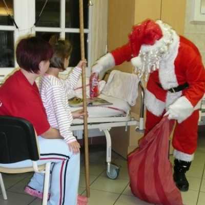 DE OEC Gyermekklinika kis betegeit ajándékozta meg a Mikulás a Malompark bevásárlóközpont és az alapítvány ajándékaival - adó, 1%, alapítvány, támogatás