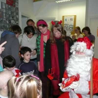 Domokos Fanni és a Mikulás átadja a csomagokat a gyerekeknek - adó, 1%, alapítvány, támogatás