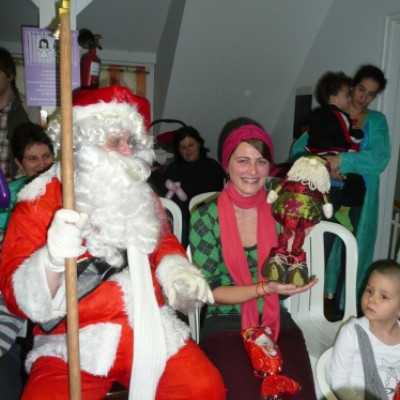 Domokos Fanni és a Mikulás átadja a csomagokat a gyerekeknek - adó, 1%, alapítvány, támogatás