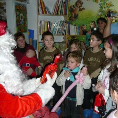 Domokos Fanni és a Mikulás átadja a csomagokat a gyerekeknek - adó, 1%, alapítvány, támogatás