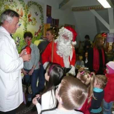 Domokos Fanni és a Mikulás átadja a csomagokat a gyerekeknek - adó, 1%, alapítvány, támogatás