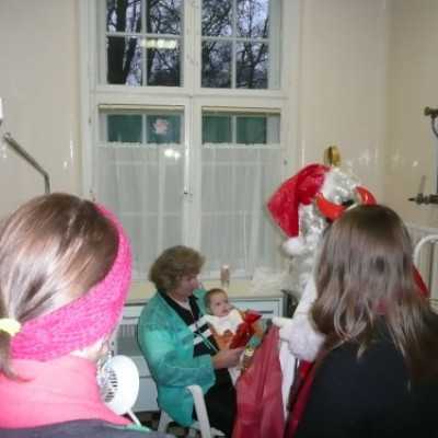 Domokos Fanni és a Mikulás az osztályon fekvõ gyermeket is megajándékozza - adó, 1%, alapítvány, támogatás