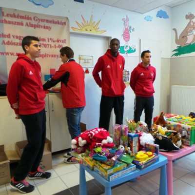 DVSC labdarugói látogatták meg a kis betegeket - adó, 1%, alapítvány, támogatás