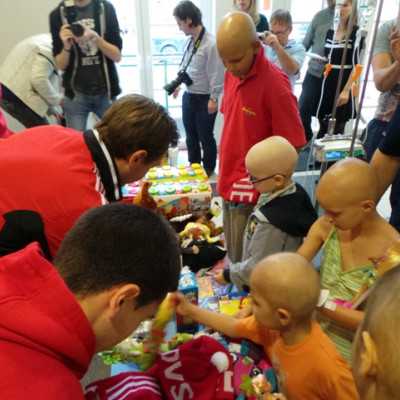 DVSC labdarugói látogatták meg a kis betegeket - alapítvány, adó 1%, támogatás