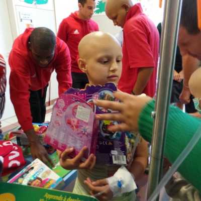 DVSC labdarugói látogatták meg a kis betegeket - alapítvány, adó 1%, támogatás