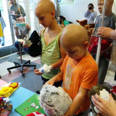 DVSC labdarugói látogatták meg a kis betegeket - alapítvány, adó 1%, támogatás