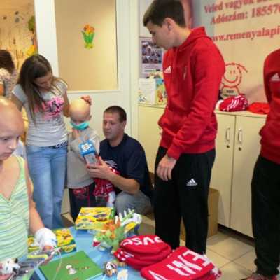 DVSC labdarugói látogatták meg a kis betegeket - adó, 1%, alapítvány, támogatás