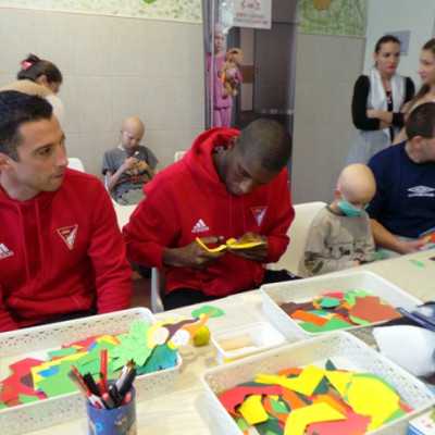 DVSC labdarugói látogatták meg a kis betegeket - alapítvány, adó 1%, támogatás