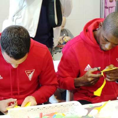 DVSC labdarugói látogatták meg a kis betegeket - alapítvány, adó 1%, támogatás