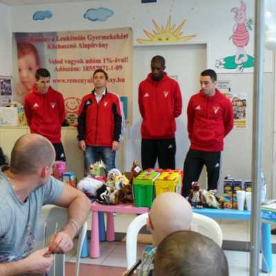 DVSC labdarugói látogatták meg a kis betegeket - alapítvány, adó 1%, támogatás