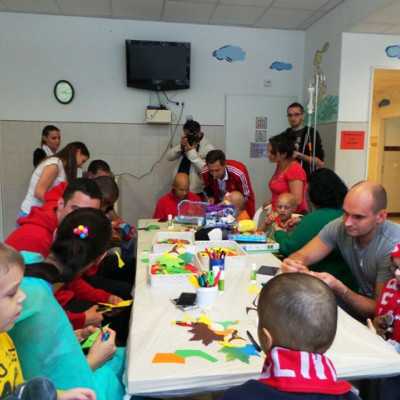 DVSC labdarugói látogatták meg a kis betegeket - alapítvány, adó 1%, támogatás