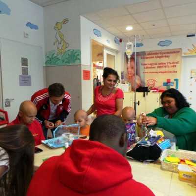 DVSC labdarugói látogatták meg a kis betegeket - adó, 1%, alapítvány, támogatás