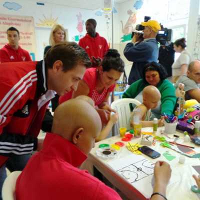 DVSC labdarugói látogatták meg a kis betegeket - alapítvány, adó 1%, támogatás