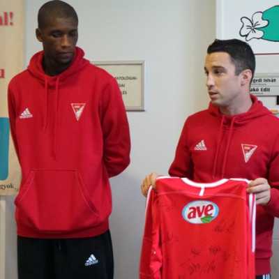 DVSC labdarugói látogatták meg a kis betegeket - adó, 1%, alapítvány, támogatás