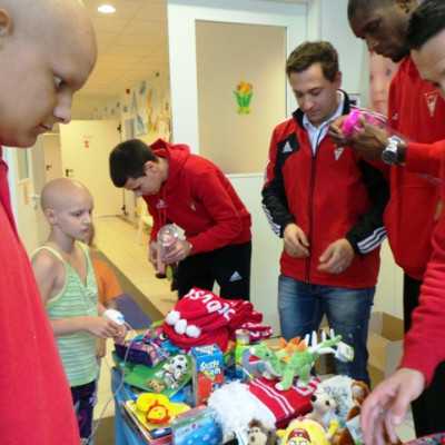 DVSC labdarugói látogatták meg a kis betegeket - alapítvány, adó 1%, támogatás