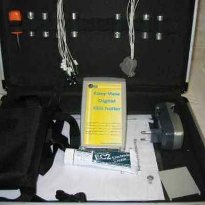 Easy View 8 csatornás mobil EEG átadása a DE OEC Gyermekgyógyszati Intézetének - adó, 1%, alapítvány, támogatás