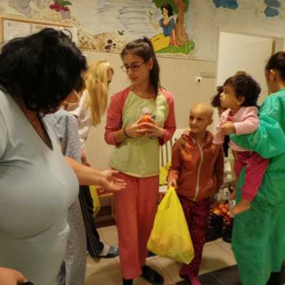 Eljutottak a beteg gyermekekhez a szeretet ajándékai - adó, 1%, alapítvány, támogatás