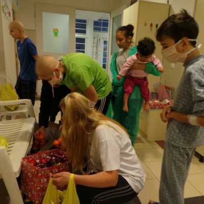 Eljutottak a beteg gyermekekhez a szeretet ajándékai - adó, 1%, alapítvány, támogatás