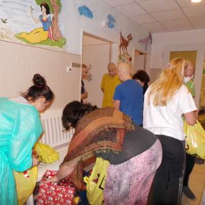 Eljutottak a beteg gyermekekhez a szeretet ajándékai - adó, 1%, alapítvány, támogatás