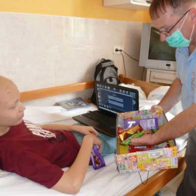 Kórházpedagógus támogatás átadás a Szegedi Gyermekklinikán - adó, 1%, alapítvány, támogatás