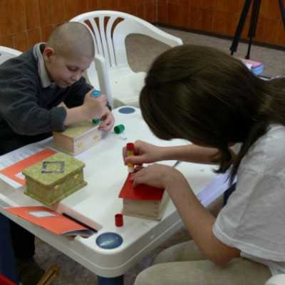 "Kreatív kezek" foglalkozássorozat a DE OEC gyermekhematológián - adó, 1%, alapítvány, támogatás