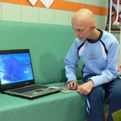 Laptop ajándékozása karácsonyra a Pécsi Egyetem gyermekhematológiájára - adó, 1%, alapítvány, támogatás