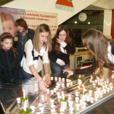 Megemlékezés mécsesgyújtással a leukémiás és daganatos beteg gyermekekért - adó, 1%, alapítvány, támogatás